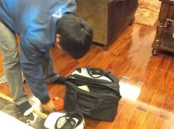 Chị N. phải gọi nhân viên bảo hành của hãng đến sửa. Trong túi đồ của cậu nhân viên này, lỉnh kỉnh các linh kiện để thay thế cho bếp điện từ. Chị N. phải gọi nhân viên bảo hành của hãng đến sửa. Trong túi đồ của cậu nhân viên này, lỉnh kỉnh các linh kiện để thay thế cho bếp điện từ.