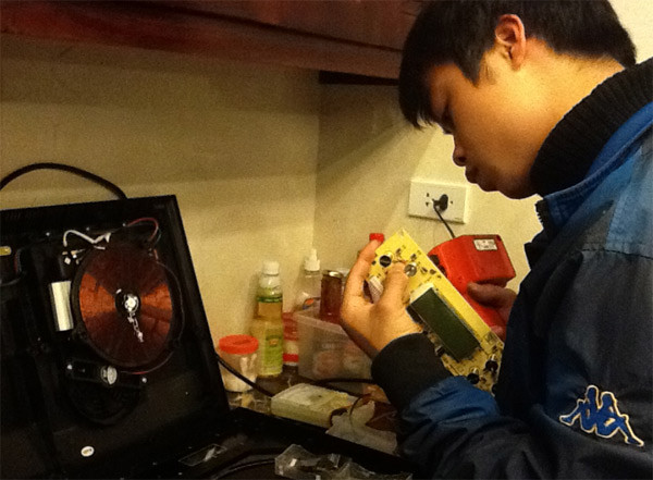 Chiếc bếp mới mua của gia đình chị N. bị tháo tung để kiểm tra. Chiếc bếp mới mua của gia đình chị N. bị tháo tung để kiểm tra.