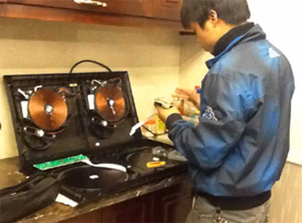 Đây là lần thứ 2, bếp điện từ mới mua của gia đình chị Nhung xảy ra sự cố. Đây là lần thứ 2, bếp điện từ mới mua của gia đình chị Nhung xảy ra sự cố.