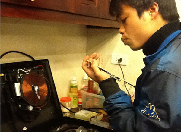 Không phải tra dầu mỡ, nhân viên bảo hành cho biết: Phải thay tụ và main, bếp mới hoạt động được trở lại. Không phải tra dầu mỡ, nhân viên bảo hành cho biết: Phải thay tụ và main, bếp mới hoạt động được trở lại.