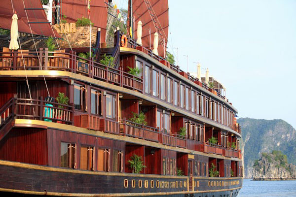 Du Thuyền Victory Star có tổng chi phí đầu tư gần 30 tỉ đồng với thời gian đóng trong gần 2 năm. Rất nhiều chi tiết trên tàu được thiết kế và thực hiện bởi các nghệ nhân nổi tiếng, có tay nghề cao từ các làng nghề nổi tiếng của Việt Nam như: Làng Gỗ, Làng Đúc Đồng, Làng Lụa và Gốm Bát Tràng. Giá tour: 118 USD/khách (Phòng đôi dành cho 2 người) Du Thuyền Victory Star có tổng chi phí đầu tư gần 30 tỉ đồng với thời gian đóng trong gần 2 năm. Rất nhiều chi tiết trên tàu được thiết kế và thực hiện bởi các nghệ nhân nổi tiếng, có tay nghề cao từ các làng nghề nổi tiếng của Việt Nam như: Làng Gỗ, Làng Đúc Đồng, Làng Lụa và Gốm Bát Tràng. Giá tour: 118 USD/khách (Phòng đôi dành cho 2 người)