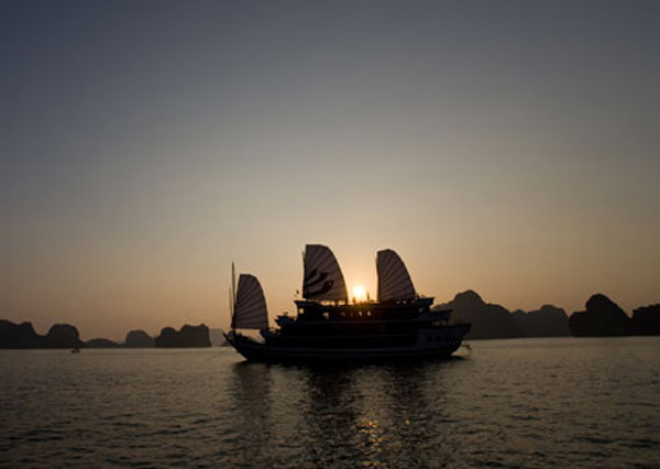 Mỗi du thuyền có 20 phòng nghỉ sang trọng với sức chứa 40 hành khách, được bài trí theo phong cách truyền thống phương Đông kết hợp với sự tiện nghi và hiện đại phương Tây. Mỗi du thuyền có 20 phòng nghỉ sang trọng với sức chứa 40 hành khách, được bài trí theo phong cách truyền thống phương Đông kết hợp với sự tiện nghi và hiện đại phương Tây.