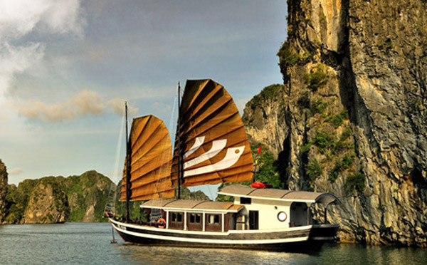 Được thiết kế theo phong cách của 3 du thuyền lớn Bhaya Classic, 2 du thuyền nhỏ Bhaya Legend I và II chỉ có 1 hoặc 2 phòng nghỉ sang trọng dành cho các du khách muốn thuê thuyền riêng để du ngoạn vịnh Hạ Long. Được thiết kế theo phong cách của 3 du thuyền lớn Bhaya Classic, 2 du thuyền nhỏ Bhaya Legend I và II chỉ có 1 hoặc 2 phòng nghỉ sang trọng dành cho các du khách muốn thuê thuyền riêng để du ngoạn vịnh Hạ Long.