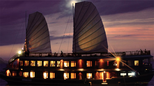 Tàu Indo 1 và Indo 2 là những chiếc tàu đầu tiên được đưa vào sử dụng năm 2007. Mỗi tàu có 15 cabins ( Superior và Deluxe ). Các cabin deluxe được bố trí trên tầng 2 với diện tích rộng hơn. Tàu Indo 1 và Indo 2 là những chiếc tàu đầu tiên được đưa vào sử dụng năm 2007. Mỗi tàu có 15 cabins ( Superior và Deluxe ). Các cabin deluxe được bố trí trên tầng 2 với diện tích rộng hơn.