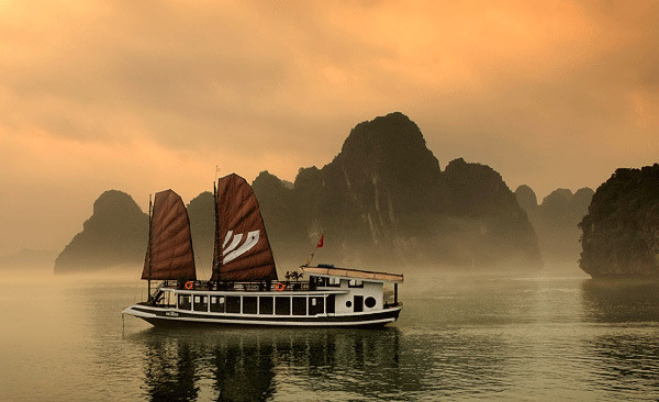 Bhaya Legend là sự lựa chọn lý tưởng cho các khách hàng muốn tận hưởng dịch vụ riêng biệt, độc đáo, với không gian hoàn toàn riêng tư dành cho du khách. Hải trình và dịch vụ trên Bhaya Legend có thể được thiết kế theo yêu cầu riêng của mỗi khách hàng. Bhaya Legend là sự lựa chọn lý tưởng cho các khách hàng muốn tận hưởng dịch vụ riêng biệt, độc đáo, với không gian hoàn toàn riêng tư dành cho du khách. Hải trình và dịch vụ trên Bhaya Legend có thể được thiết kế theo yêu cầu riêng của mỗi khách hàng.