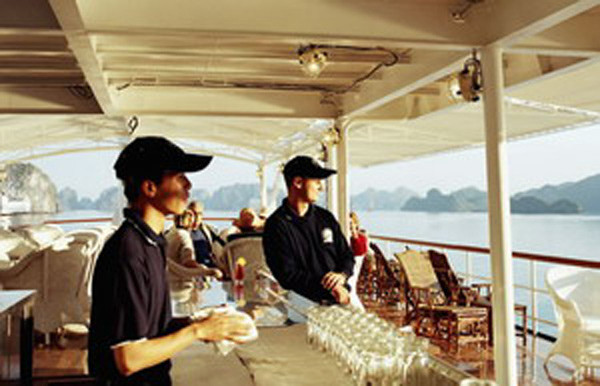 Trên tàu Emeraude có đầy đủ các thiết bị hiện đại của một chiếc tàu thuỷ tối tân, bao gồm các thiết bị định vị và dẫn đường hiện đại. Trên tàu Emeraude có đầy đủ các thiết bị hiện đại của một chiếc tàu thuỷ tối tân, bao gồm các thiết bị định vị và dẫn đường hiện đại.