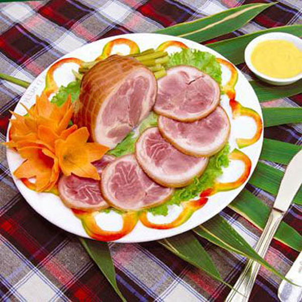 Để làm món chân giò muối ngon, bạn có thể luộc chín kĩ nhưng luộc lòng đào thì màu sắc sẽ đẹp hơn. Món chân giò muối sẽ ngon hơn rất nhiều khi được thái lát thật mỏng rồi chấm với tương ớt chua ngọt và ăn kèm với dưa góp, dưa chuột hộp. Món ăn này có thể ăn kèm với bánh mỳ. Ngoài ra, chân giò muối còn là món nhậu tuyệt vời, là món ngon trên những bàn tiệc, buffet, hay trong các mâm cỗ của đám cưới... Để làm món chân giò muối ngon, bạn có thể luộc chín kĩ nhưng luộc lòng đào thì màu sắc sẽ đẹp hơn. Món chân giò muối sẽ ngon hơn rất nhiều khi được thái lát thật mỏng rồi chấm với tương ớt chua ngọt và ăn kèm với dưa góp, dưa chuột hộp. Món ăn này có thể ăn kèm với bánh mỳ. Ngoài ra, chân giò muối còn là món nhậu tuyệt vời, là món ngon trên những bàn tiệc, buffet, hay trong các mâm cỗ của đám cưới...