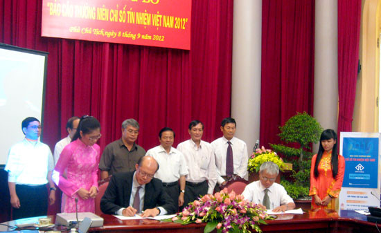 Đơn vị xếp hạng chỉ số tín nhiệm 32 ngân hàng Việt Nam khẳng định sẽ sãn sàng phản biệnmặc dù trước đó có thừa nhận "nghiên cứu không thể tránh khỏi những thiếu sót". (Ảnh nguồn: CRV) Đơn vị xếp hạng chỉ số tín nhiệm 32 ngân hàng Việt Nam khẳng định sẽ sãn sàng phản biệnmặc dù trước đó có thừa nhận "nghiên cứu không thể tránh khỏi những thiếu sót". (Ảnh nguồn: CRV)