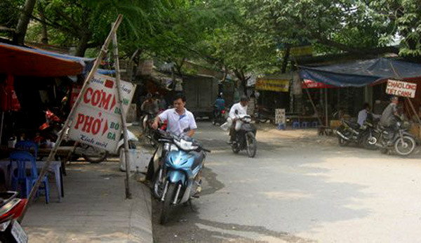 Khởi công xây dựng từ tháng 4-2010, đến nay, dự án mới thi công được khoảng 80m, công tác giải phóng mặt bằng của dự án còn khá bộn bề.