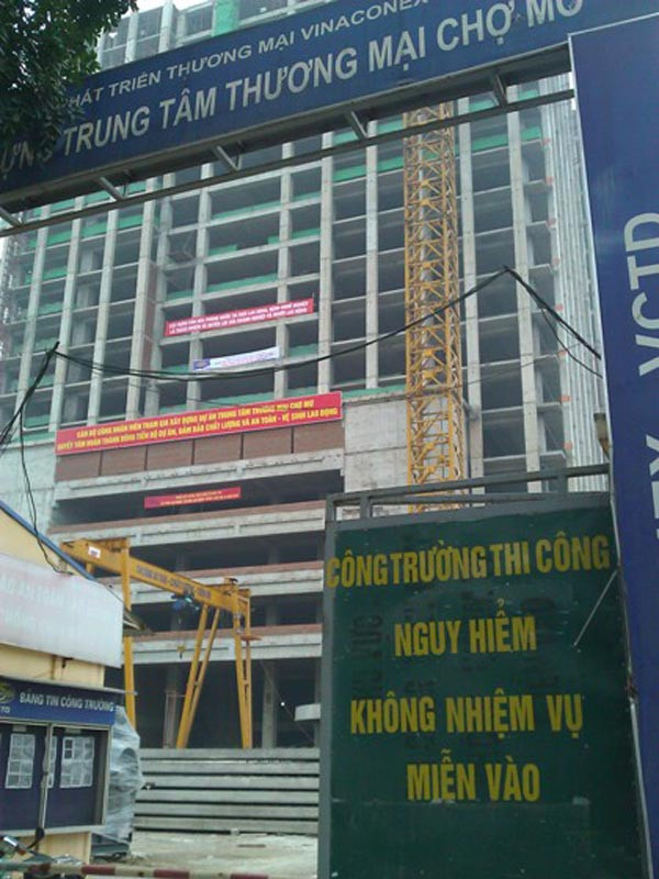 2. Dự án xây dựng Trung tâm Thương mại chợ Mơ: đã khởi công tháng 12/2008 trên diện tích đất là 11.154m2, tại số 459C, Bạch Mai, Hai Bà Trưng do Công ty cổ phần Phát triển Thương mại Vinaconex làm chủ đầu tư. Dự án dự kiến xây dựng 3 khối nhà cao từ 5 đến 25 tầng, và sẽ hoàn thành vào quý II/2012 nhưng đến nay công trình mới chỉ xây dựng đến tầng 17. (Ảnh: TTVN)