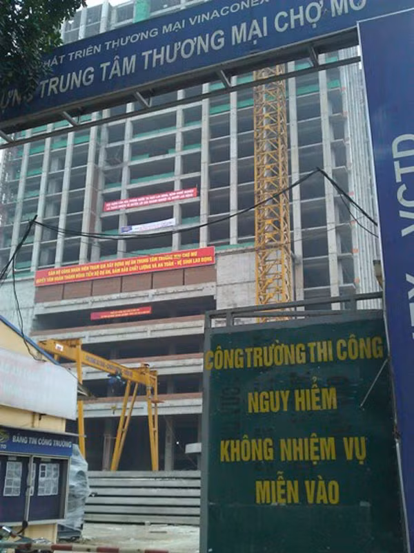 2. Dự án xây dựng Trung tâm Thương mại chợ Mơ: đã khởi công tháng 12/2008 trên diện tích đất là 11.154m2, tại số 459C, Bạch Mai, Hai Bà Trưng do Công ty cổ phần Phát triển Thương mại Vinaconex làm chủ đầu tư. Dự án dự kiến xây dựng 3 khối nhà cao từ 5 đến 25 tầng, và sẽ hoàn thành vào quý II/2012 nhưng đến nay công trình mới chỉ xây dựng đến tầng 17. (Ảnh: TTVN)