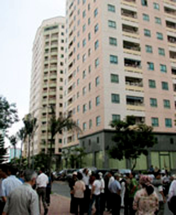 1. 'Xé' quy hoạch, Vinaconex thu lợi trên 300 tỷ Cuối năm 2008, cư dân Khu đô thị mới Trung Hòa - Nhân chính đã phản ánh bức xúc về việc Vinaconex xây nhà hàng trên diện tích đất lưu không giữa hai tòa nhà chung cư cao tầng 24 T1, 24T2 để trục lợi.