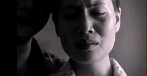 Mì gấu đỏ sử dụng những hình ảnh cảm động để khơi dậy lòng trắc ẩn của con người, từ đó kêu gọi mọi người mua thật nhiều mì. (Ảnh chụp từ clip).