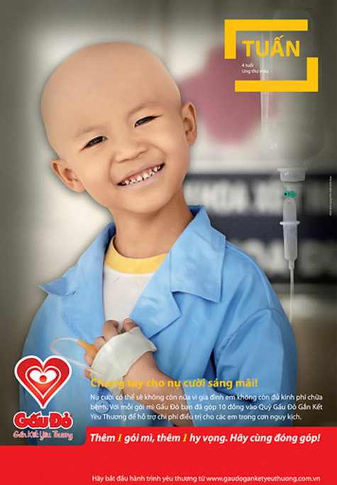 Trên banner quảng cáo của mì gấu đỏ ghi rõ: Tuấn, 4 tuổi, ung thư máu. Tuy nhiên, trên thực tế, nhân vật Tuấn ngoài đời lại là một người khỏe mạnh, hoàn toàn bình thường (Ảnh chụp banner quảng cáo của mì gấu đỏ).