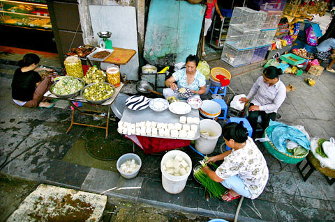 Tác giả Lương Dũ Thúc trong "Nông cổ mín đàm" (1902) cho rằng: Giới buôn bán Việt không biết lo xa, dễ thỏa mãn. Tác giả Lương Dũ Thúc trong "Nông cổ mín đàm" (1902) cho rằng: Giới buôn bán Việt không biết lo xa, dễ thỏa mãn.