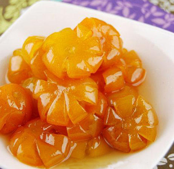 7. Mứt quất Không có loại mứt gì đặc trưng Tết hơn loại này, cay nồng và ấm áp. Chỉ có dịp gần Tết, các hàng mứt cổ truyền ở Hà Nội mới xào mứt quất. Có thể vì quất gần Tết mới già quả, xào không nát, nên các hàng cả năm mới nổi lửa một lần. Quả quất 7 cánh đều chằn chặn, không nát, không mất cánh nào, màu vàng óng ánh của quất còn mang lại vận may cho năm mới sắp đến nữa. 7. Mứt quất Không có loại mứt gì đặc trưng Tết hơn loại này, cay nồng và ấm áp. Chỉ có dịp gần Tết, các hàng mứt cổ truyền ở Hà Nội mới xào mứt quất. Có thể vì quất gần Tết mới già quả, xào không nát, nên các hàng cả năm mới nổi lửa một lần. Quả quất 7 cánh đều chằn chặn, không nát, không mất cánh nào, màu vàng óng ánh của quất còn mang lại vận may cho năm mới sắp đến nữa.