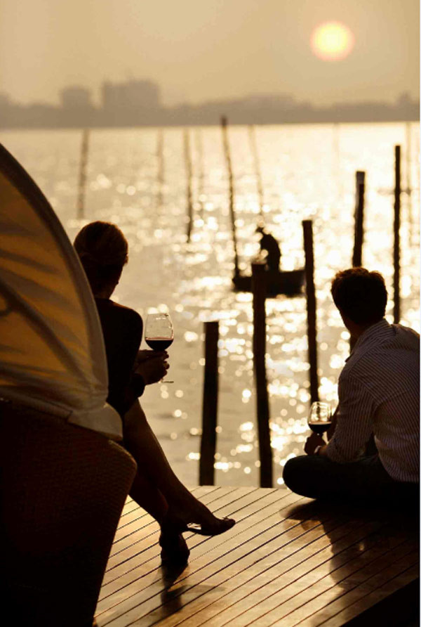 Du khách tới đây có thể tận hưởng khoảnh khắc thư giãn tuyệt vời khi nâng ly rượu vang tại quán Sunset Bar nằm trên khu đảo riêng biệt ngắm nhìn không gian hồ Tây mỗi buổi hoàng hôn về. Du khách tới đây có thể tận hưởng khoảnh khắc thư giãn tuyệt vời khi nâng ly rượu vang tại quán Sunset Bar nằm trên khu đảo riêng biệt ngắm nhìn không gian hồ Tây mỗi buổi hoàng hôn về.