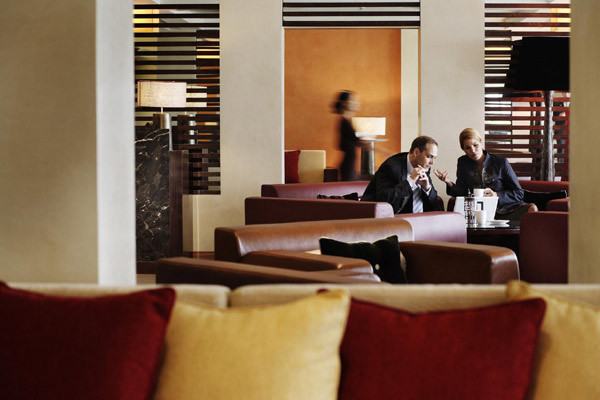 Du khách trao đổi công việc tại sảnh ngoài của InterContinental Hanoi Westlake. Du khách trao đổi công việc tại sảnh ngoài của InterContinental Hanoi Westlake.