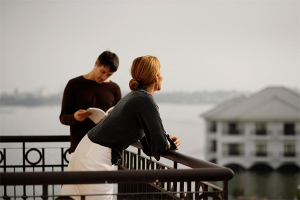 Thư giãn ngắm nhìn biển trời bao la. Thư giãn ngắm nhìn biển trời bao la.