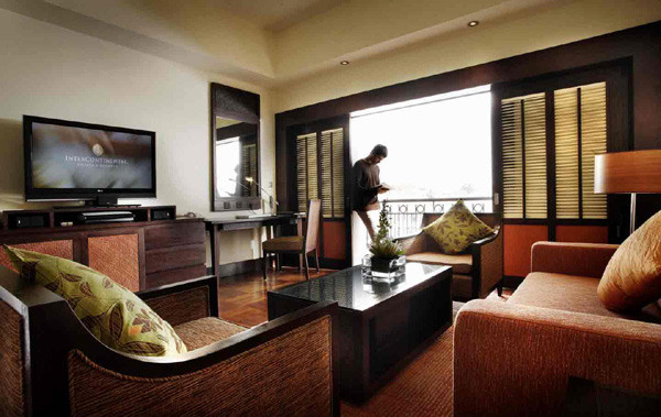 Tại khách sạn 5 sao InterContinental Hanoi Westlake, phòng ngủ rộng tối thiểu 43 m2, được xếp vào loại phòng rộng nhất trong các khách sạn ở Hà Nội. Tại khách sạn 5 sao InterContinental Hanoi Westlake, phòng ngủ rộng tối thiểu 43 m2, được xếp vào loại phòng rộng nhất trong các khách sạn ở Hà Nội.