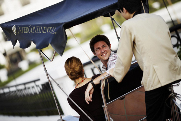 Chiều đến, khách có thể trải nghiệm cảm giác hiếm hoi khi ngồi trên xích-lô dạo quanh bờ Hồ, xung quanh khuôn viên khách sạn. Chiều đến, khách có thể trải nghiệm cảm giác hiếm hoi khi ngồi trên xích-lô dạo quanh bờ Hồ, xung quanh khuôn viên khách sạn.