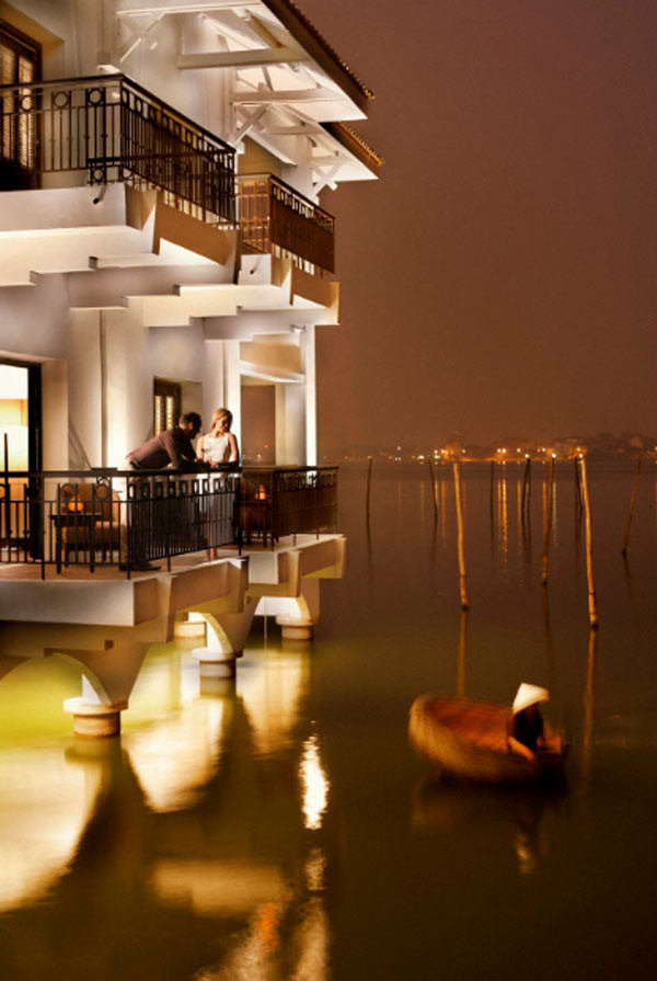 Thật lãng mạn khi cùng người ấy ngắm người chèo thuyền đánh cá từ lan can phòng ngủ. Thật lãng mạn khi cùng người ấy ngắm người chèo thuyền đánh cá từ lan can phòng ngủ.