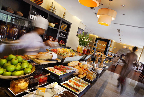 Du khách đến đây cũng có nhiều lựa chọn về ẩm thực với nhà hàng Milan phong cách ẩm thực Ý, nhà hàng Saigon mang phong cách châu Á. Du khách đến đây cũng có nhiều lựa chọn về ẩm thực với nhà hàng Milan phong cách ẩm thực Ý, nhà hàng Saigon mang phong cách châu Á.