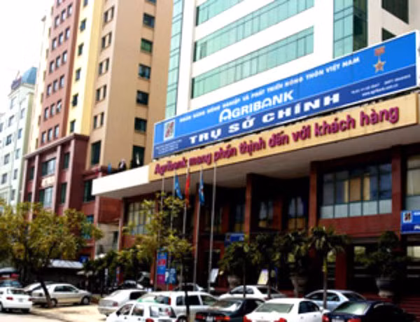 1. Agribank thua kiện 38,5 tỷ đồng Mới đây, TAND TP. Hà Nội đã xét xử vụ kiện đòi thanh toán bảo lãnh giữa Công ty TNHH Cao Trường Sơn và Ngân hàng Nông nghiệp và Phát triển nông thôn (Agribank). Theo bản án sơ thẩm, Tòa chấp nhận đơn khởi kiện của Công ty Cao Trường Sơn, buộc Agribank phải thực hiện nghĩa vụ bảo lãnh và trả cho Công ty Cao Trường Sơn số tiền 38,5 tỷ đồng. (Ảnh: Hoàng Duy/Đầu tư Chứng khoán)