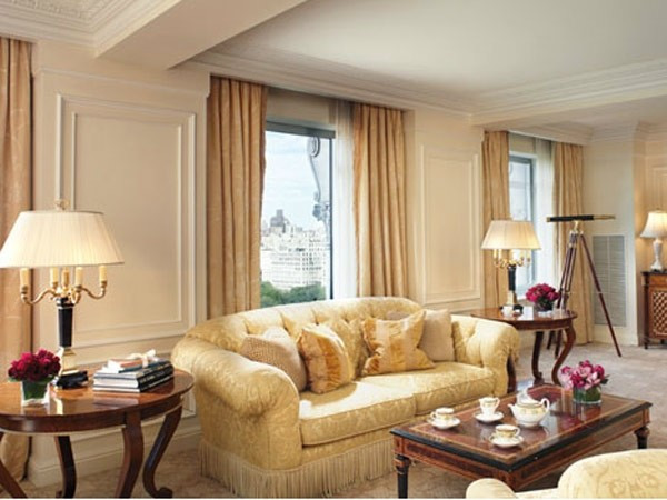 6. The Royal Suite Khách sạn Ritz – Carlton (New York) Giá: 15.000 USD/đêm Được thiết kế nhìn thẳng ra công viên Central Park nổi tiếng, phòng có diện tích khoảng 184m2, buồng ngủ có một giường cỡ lớn. Ngoài ra, phòng được trang bị dàn âm thanh, hệ thống tivi, đầu DVD vô cùng hiện đại. Điều khiến khách hàng luôn hài lòng khi nghỉ tại nơi đây là được tặng vé ra vào các quán bar khách sạn và phục vụ đồ ăn, uống miễn phí trong tất cả các ngày.