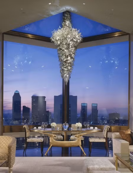 1. Warner Penthouse Khách sạn Four Seasons (New York) Giá: 35.000 USD/đêm Nằm trên tầng thứ 52 của Khách sạn Bốn mùa, với diện tích 340m2, gồm 9 phòng nhỏ, đây được coi là căn phòng 5 sao đắt nhất thế giới. Toàn bộ tường trong phòng đều được khảm ngọc trai trà, chiếc giường được trải ga làm từ lụa Thái có dệt thêm những sợi vàng 22 carat. Đặc biệt, khi đặt phòng, khách hàng sẽ được đưa đón bằng siêu xe Rolls Royce, Maybach hay Mercedes, có người phục vụ miễn phí 24/24, dịch vụ spa miễn phí và bữa tối tại nhà hàng L’Atelier de Joel.