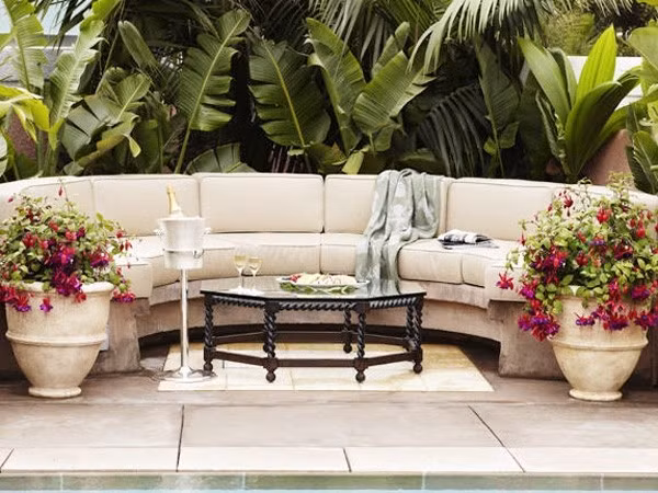 4. Presidential Bungalow Khách sạn Beverly Hills (Los Angeles) Giá: 15.380 USD/đêm Được khánh thành vào tháng 5/2011, đây là một trong những dãy phòng khách sạn sang trọng nhất ở Los Angeles. Căn phòng rộng gần 470m2¬, gồm 3 phòng ngủ, một phòng bếp hiện đại và chuyên nghiệp. Ngoài ra, một bể bơi nhỏ và một phòng tập thể hình ngoài trời cũng là điểm nhấn đặc biệt của căn phòng. Tuy nhiên, bạn sẽ phải đặt tối thiểu là 7 đêm để thuê được căn phòng này.