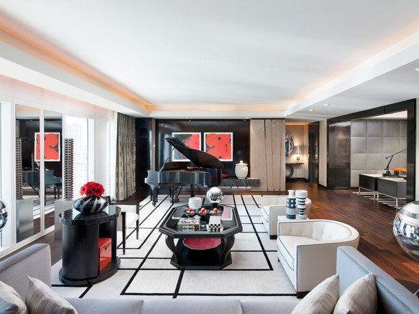 7. Emperor Suite Khách sạn Mandarin Oriental (Las Vegas) Giá: 15.000 USD/đêm Khách sạn có ba dãy phòng Tổng thống nhưng chỉ Emperor mới có giường ngủ lớn nhất khách sạn. Phòng có diện tích 280m2, bên trong được trang trí bởi những bức vẽ mang tính nghệ thuật, một chiếc dương cầm sang trọng và một rạp chiếu phim mini dành cho 8 người xem.