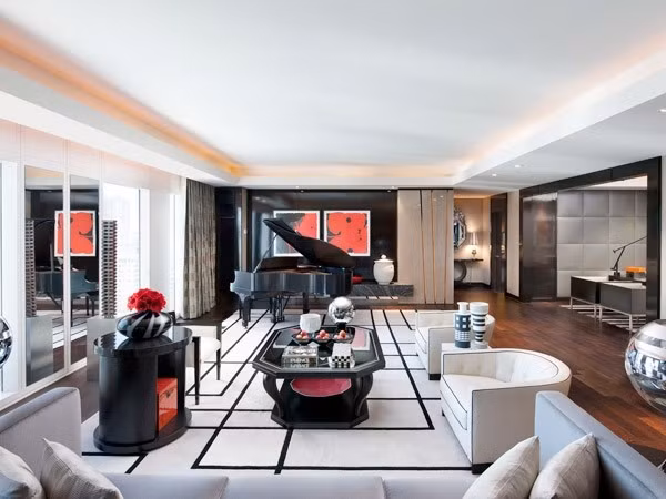 7. Emperor Suite Khách sạn Mandarin Oriental (Las Vegas) Giá: 15.000 USD/đêm Khách sạn có ba dãy phòng Tổng thống nhưng chỉ Emperor mới có giường ngủ lớn nhất khách sạn. Phòng có diện tích 280m2, bên trong được trang trí bởi những bức vẽ mang tính nghệ thuật, một chiếc dương cầm sang trọng và một rạp chiếu phim mini dành cho 8 người xem.