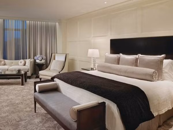 5. Royal Suite Khách sạn Four Seasons (Washington, DCs) Giá: 15.000 USD/đêm Phòng Hoàng gia của Khách sạn Bốn mùa rộng khoảng 372m2 với cửa sổ được lắp kính chống đạn, một phòng bếp với nhiều loại rượu hảo hạng, một phòng truyền thông, một khu vườn nhỏ trên sân thượng và một phòng tập thể hình mini.