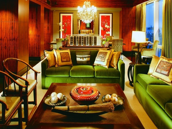 3. Presidential Suite Khách sạn Mandarin Oriental (New York) Giá: 18.000 USD/đêm Căn phòng hiện đại với hệ thống điều khiển đèn chiếu sáng, điều hòa nhiệt độ đều được kết nối qua iPad. Tường trong phòng được bao phủ bằng những tấm tơ lụa có xuất xứ từ phương Đông. Căn phòng còn được trang trí bằng những đồ vật hiếm có, trong số đó phải kể đến cuốn thư pháp viết trên giấy da đã được 250 tuổi.