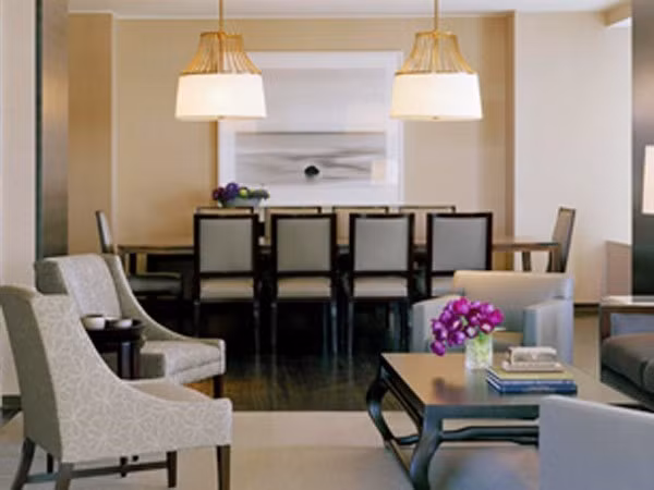 10. Presidential Suite Khách sạn St Regis (San Francisco) Giá: 10.000 USD/đêm Khi đặt phòng ở khách sạn này, khách hàng sẽ được phục vụ bữa tối được bày trên bộ bát đĩa, cốc chén bằng sứ do nhà tạo mẫu lừng danh thế giới Vera Wang thiết kế riêng dành tặng khách sạn. Những bức vẽ nghệ thuật cùng những chiếc ghế được bọc vải lụa cũng là điểm nhấn tạo nên sự sang trọng trong phòng.