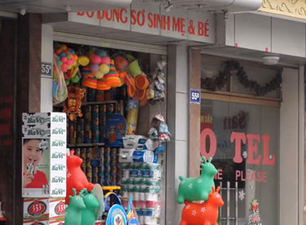 6. Sữa non Smart không đảm bảo chất lượng vừa bán vừa khuyến mãi tại Hà Nội. Một làn sóng ngầm chạy đua bán giá khuyến mãi 3 loại sản phẩm cốm sữa non Smart không đảm bảo chất lượng đã diễn ra tại Hà Nội và TP.HCM những ngày qua. (Ảnh: VTC)