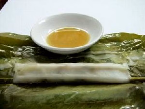 1. Bánh tẻ Phú Nhi Ai đã từng về Phú Nhi (Sơn Tây, Hà Nội) hẳn sẽ được thưởng thức món bánh trắng ngần, thơm ngậy mang đậm nét ẩm thực xứ Đoài. Đây là thứ bánh truyền thống ở vùng đồng bằng Bắc Bộ, gắn liền với câu chuyện tình của chàng Phú và nàng Nhi.