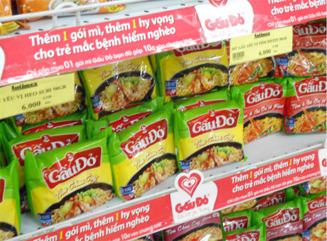 Theo thông tin từ chị Mến thì trong vòng một tháng, cửa hàng chị chỉ bán được chừng 5 thùng mì Gấu đỏ, trong khi, mì Hảo Hảo hay một số loại khác phổ biến như Omachi chỉ trong vòng mấy ngày đã bán hết 1 thùng. Theo thông tin từ chị Mến thì trong vòng một tháng, cửa hàng chị chỉ bán được chừng 5 thùng mì Gấu đỏ, trong khi, mì Hảo Hảo hay một số loại khác phổ biến như Omachi chỉ trong vòng mấy ngày đã bán hết 1 thùng.