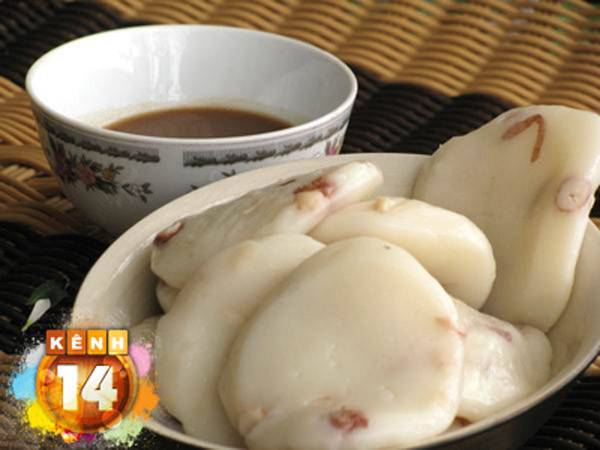 Để bánh có vị ngọt bùi, người làm bánh cho thêm nhân lạc vào. Cùng với bánh cuốn Thanh Trì, hình ảnh trên vai đôi quang gánh với tiếng rao thân thuộc: "Ai bánh đúc nào, bánh đúc lạc đây” đã trở nên quen thuộc trên mỗi nẻo đường, ngõ phố Hà Nội. Để bánh có vị ngọt bùi, người làm bánh cho thêm nhân lạc vào. Cùng với bánh cuốn Thanh Trì, hình ảnh trên vai đôi quang gánh với tiếng rao thân thuộc: "Ai bánh đúc nào, bánh đúc lạc đây” đã trở nên quen thuộc trên mỗi nẻo đường, ngõ phố Hà Nội.