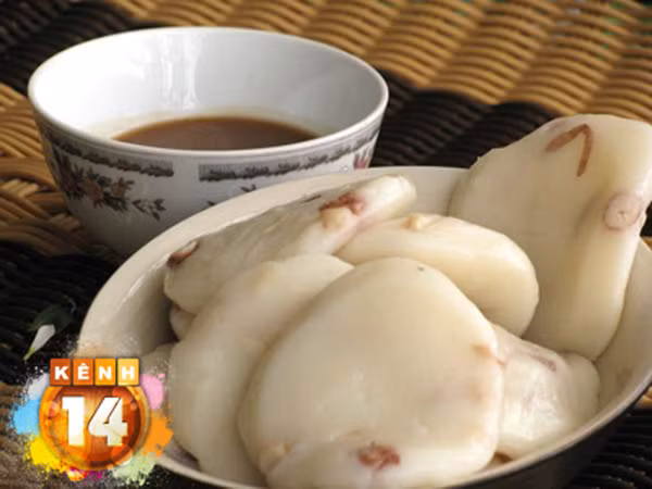 Để bánh có vị ngọt bùi, người làm bánh cho thêm nhân lạc vào. Cùng với bánh cuốn Thanh Trì, hình ảnh trên vai đôi quang gánh với tiếng rao thân thuộc: "Ai bánh đúc nào, bánh đúc lạc đây” đã trở nên quen thuộc trên mỗi nẻo đường, ngõ phố Hà Nội.