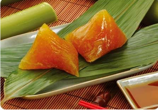 Có tên gọi tro vì nước để ngâm gạo làm bánh và nấu bánh đều được lấy phần nước trong, lắng từ nước tro (gio) của nhiều loại cây khác nhau. Bánh tro mang một nét rất riêng là bánh chỉ được các bà các chị làm trong dịp Tết Đoan Ngọ mùng 5 tháng 5 âm lịch, giống như khi nói đến bánh chưng, bánh dầy người ta lại nghĩ ngay đến Tết Nguyên Đán. Có tên gọi tro vì nước để ngâm gạo làm bánh và nấu bánh đều được lấy phần nước trong, lắng từ nước tro (gio) của nhiều loại cây khác nhau. Bánh tro mang một nét rất riêng là bánh chỉ được các bà các chị làm trong dịp Tết Đoan Ngọ mùng 5 tháng 5 âm lịch, giống như khi nói đến bánh chưng, bánh dầy người ta lại nghĩ ngay đến Tết Nguyên Đán.