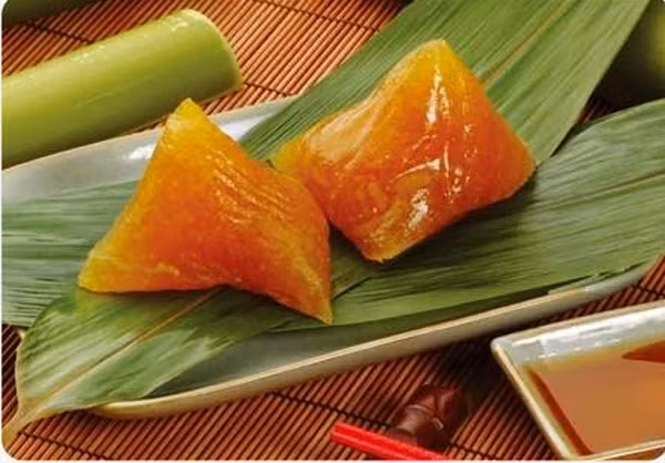 Có tên gọi tro vì nước để ngâm gạo làm bánh và nấu bánh đều được lấy phần nước trong, lắng từ nước tro (gio) của nhiều loại cây khác nhau. Bánh tro mang một nét rất riêng là bánh chỉ được các bà các chị làm trong dịp Tết Đoan Ngọ mùng 5 tháng 5 âm lịch, giống như khi nói đến bánh chưng, bánh dầy người ta lại nghĩ ngay đến Tết Nguyên Đán.