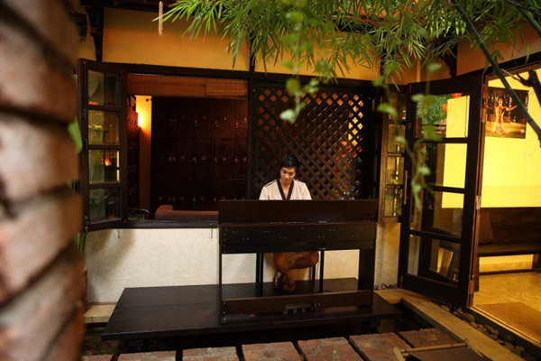 Vớikhuôn viên rộng rãi và sang trọng nhưng mang nhiều nét cổ kính với nội thất chủ yếu là gỗ (được trạm trổ tinh vi) và gạch cổ, các đấng mày râu đến đây như được trải mình vào thiên nhiên của cỏ cây, hoa lá trong những khu vườn nghỉ, hay trong khu nhà cổ mang dáng dấp cung đình Huế.