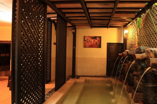 Những tia nước, được pha trộn hương thơm và muối biển trong bồn sẽ giúp cơ thể bạn điều tiết được chất nhờn giúp da giảmđộ bóng nhờn đáng kể và săn chắc.