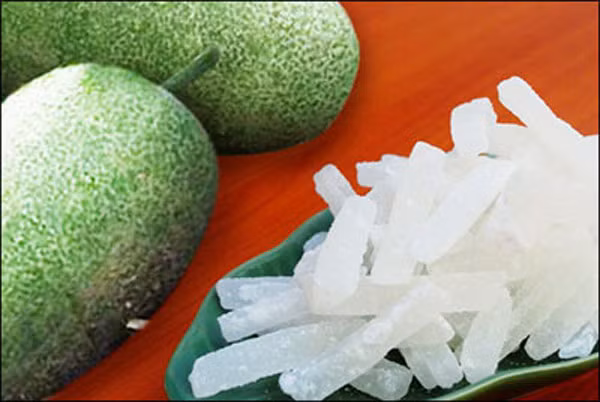 6. Mứt bí Mứt bí là loại mứt duy nhất được dùng nhiều khi làm các loại bánh (bánh trung thu, bánh pía), trong khi các loại mứt khác không được “ưu ái” đến như vậy. Do đó, trong danh sách các loại mứt ngày Tết, phải “ưu tiên” mứt bí lên hàng đầu. Bởi lẽ, với món mứt bí này, nếu có thừa thì bạn có thể gói kín cất đi để làm bánh vào lúc khác được.