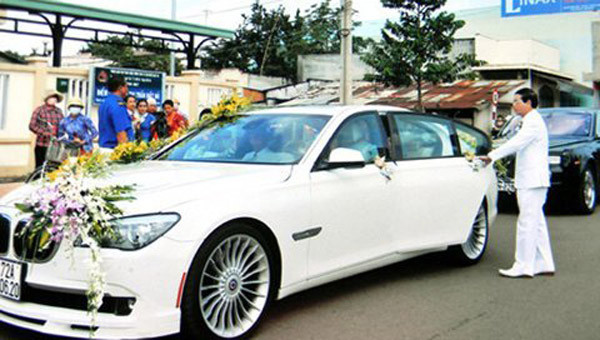 3. BMW Alpina B7 Có vẻ như vị đại gia đất Vũng Tàu rất thích những chiếc xế độ cao cấp. Ngoài sở hữu chiếc Mercedes-Benz S63 do AMG độ, ông còn sở hữu BMW Alpina B7 được độ bởi hãng độ xe lừng danh Alpina đến từ nước Đức. Alpina B7 chỉ được sản xuất giới hạn với một số lượng nhất định kèm theo giá bán là 123.000 USD trong khi giá bán của một chiếc BMW 750Li (bản trục cơ sở kéo dài) chỉ khoảng 83.000 USD mà thôi. Bù lại, người dùng sẽ được tận hưởng sức mạnh dũng mảnh trên khối động cơ công suất 500 mã lực và bộ tiêu chuẩn tùy chọn đắt tiền của BMW. 3. BMW Alpina B7 Có vẻ như vị đại gia đất Vũng Tàu rất thích những chiếc xế độ cao cấp. Ngoài sở hữu chiếc Mercedes-Benz S63 do AMG độ, ông còn sở hữu BMW Alpina B7 được độ bởi hãng độ xe lừng danh Alpina đến từ nước Đức. Alpina B7 chỉ được sản xuất giới hạn với một số lượng nhất định kèm theo giá bán là 123.000 USD trong khi giá bán của một chiếc BMW 750Li (bản trục cơ sở kéo dài) chỉ khoảng 83.000 USD mà thôi. Bù lại, người dùng sẽ được tận hưởng sức mạnh dũng mảnh trên khối động cơ công suất 500 mã lực và bộ tiêu chuẩn tùy chọn đắt tiền của BMW.