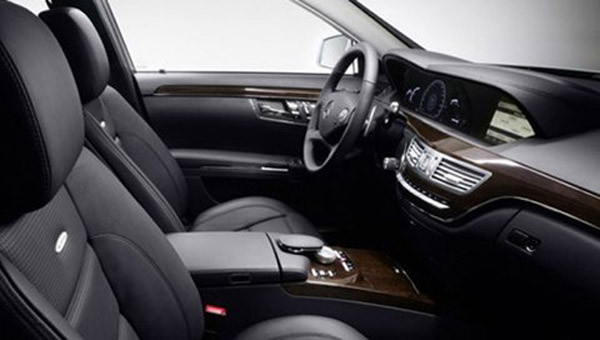 Động cơ được đúc từ hợp kim nhôm siêu bền nhằm giảm trọng lượng, đặt dọc và nạp tự nhiên, không sử dụng tăng áp. Bộ góp khí nạp có khả năng điều chỉnh lượng khí vào, nhằm tối ưu hóa công suất máy. Hệ thống trục cam cũng có thể thay đổi theo trạng thái vận hành. Hộp số tự động 7 cấp là loại 7G-Tronic nổi tiếng, với chức năng sang số bằng cần gạt trên vô-lăng. Tài xế có thể chọn các chế độ S (Sport), C (Comfort) và M (Manual). Các chế độ này điều chỉnh cách sang số và tạo cảm giác đa dạng, tùy theo cảm hứng của người lái. Hệ thống treo được cải tiến và do AMG tự nghiên cứu phát triển, nhằm giảm bớt những rung động từ mặt đường. Ở chế độ thể thao Sport, hệ thống treo cứng hơn so với chế độ êm ái Comfort. Xe về Việt Nam với mức giá khoảng 6 tỷ đồng. Động cơ được đúc từ hợp kim nhôm siêu bền nhằm giảm trọng lượng, đặt dọc và nạp tự nhiên, không sử dụng tăng áp. Bộ góp khí nạp có khả năng điều chỉnh lượng khí vào, nhằm tối ưu hóa công suất máy. Hệ thống trục cam cũng có thể thay đổi theo trạng thái vận hành. Hộp số tự động 7 cấp là loại 7G-Tronic nổi tiếng, với chức năng sang số bằng cần gạt trên vô-lăng. Tài xế có thể chọn các chế độ S (Sport), C (Comfort) và M (Manual). Các chế độ này điều chỉnh cách sang số và tạo cảm giác đa dạng, tùy theo cảm hứng của người lái. Hệ thống treo được cải tiến và do AMG tự nghiên cứu phát triển, nhằm giảm bớt những rung động từ mặt đường. Ở chế độ thể thao Sport, hệ thống treo cứng hơn so với chế độ êm ái Comfort. Xe về Việt Nam với mức giá khoảng 6 tỷ đồng.