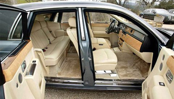 Số lượng Phantom có mặt tại Việt Nam đã lên tới gần 20 chiếc, với đủ các loại từ bản thường, tới trục cơ sở dài (EWB), 2 cửa (Phantom Drophead Coupe), xe mới, xe cũ hoặc đặt hàng chính hãng. Các màu xe cũng đủ từ đen, trắng, đỏ tới xanh-bạc. Mỗi chiếc Phantom được tạo nên từ khoảng 400 bộ phận da nhập từ Bavaria (Đức) hay Argentina. Số lượng Phantom có mặt tại Việt Nam đã lên tới gần 20 chiếc, với đủ các loại từ bản thường, tới trục cơ sở dài (EWB), 2 cửa (Phantom Drophead Coupe), xe mới, xe cũ hoặc đặt hàng chính hãng. Các màu xe cũng đủ từ đen, trắng, đỏ tới xanh-bạc. Mỗi chiếc Phantom được tạo nên từ khoảng 400 bộ phận da nhập từ Bavaria (Đức) hay Argentina.