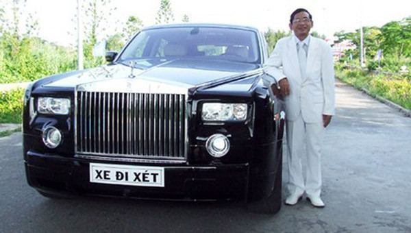 1. Rolls-Royce Phantom Chiếc Rolls-Royce giá 1,54 triệu USD (tương đương 25,5 tỷ đồng) của ông chủ Làng Du lịch Chí Linh (phường 10, TP Vũng Tàu) thuộc loại trục cơ sở dài và trang bị nhiều thiết bị hiện đại. 1. Rolls-Royce Phantom Chiếc Rolls-Royce giá 1,54 triệu USD (tương đương 25,5 tỷ đồng) của ông chủ Làng Du lịch Chí Linh (phường 10, TP Vũng Tàu) thuộc loại trục cơ sở dài và trang bị nhiều thiết bị hiện đại.